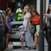 Exclusif - Pippa Middleton, un poupon dans les bras, discute avec une amie à Londres, le 14 juillet 2014.