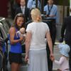 Exclusif - La superbe Pippa Middleton, un poupon dans les bras, discute avec une amie à Londres, le 14 juillet 2014.