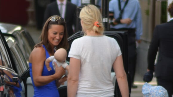 Pippa Middleton : En minishort sexy, la soeur de Kate pouponne...