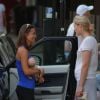Exclusif - Pippa Middleton, un poupon dans les bras, discute avec une amie à Londres, le 14 juillet 2014.