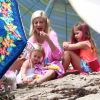 Tori Spelling passe la journée avec ses enfants Stella Doreen et Hattie Margaret sur une plage à Malibu, le 26 juillet 2014.