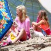 Tori Spelling passe la journée avec ses enfants Stella Doreen et Hattie Margaret sur une plage à Malibu, le 26 juillet 2014.