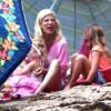 Tori Spelling passe la journée avec ses enfants Stella Doreen et Hattie Margaret sur une plage à Malibu, le 26 juillet 2014.