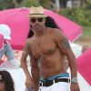L'acteur Shemar Moore, très bien entouré, en vacances à Miami le 6 juillet 2014.