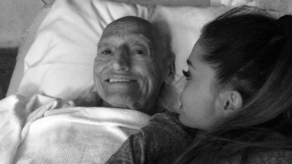 Ariana Grande : Endeuillée, elle cache la mort de son grand-père à son frère
