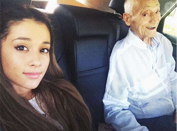 La chanteuse Ariana Grande a perdu son grand-père, décédé mardi 22 juillet 2014.