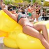 Jennifer Nicole Lee se dore la pilule en bikini sur une plage de Miami. Le 21 juillet 2014.