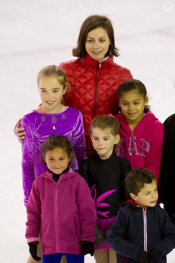 Nathalie Péchalat avec des enfants avant le spectacle avec l'équipe de France de patinage (avant-dernière date de la tournée) à Boulogne-Billancourt le 26 avril 2014 