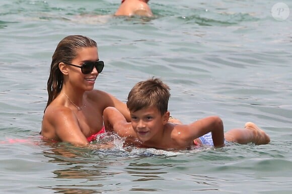 Sylvie Meis et son fils Damian se baignent sur une plage de Saint-Tropez. Le 28 juillet 2014.
