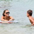 Sylvie Meis et son fils Damian se baignent sur une plage de Saint-Tropez. Le 28 juillet 2014.