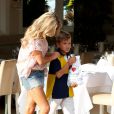 Sylvie Meis et son fils Damian Rafael se promènent sur le port après avoir été au Club 55. Saint-Tropez, le 28 juillet 2014.