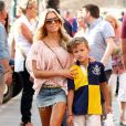 Sylvie Meis et son fils Damian Rafael se promènent sur le port après avoir été au Club 55. Saint-Tropez, le 28 juillet 2014.