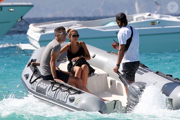 Robin Van Persie et sa femme Bouchra au large de Formentera, le 29 juillet 2014