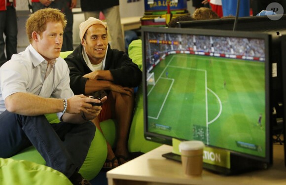 Le prince Harry joue aux jeux vidéo au village des Jeux du Commonwealth le 29 juillet 2014 à Glasgow.