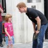 Le prince Harry pose avec la jeune Olivia Hanhock, 8 ans, totalement fan, en sortant de la BBC Radio 2 le 30 juillet 2014 après avoir enregistré une interview pour les Invictus Games.