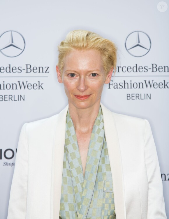 Tilda Swinton lors du défilé Roshi Porkar pendant la Mercedes-Benz Fashion Show à Berlin, le 10 juillet 2014.