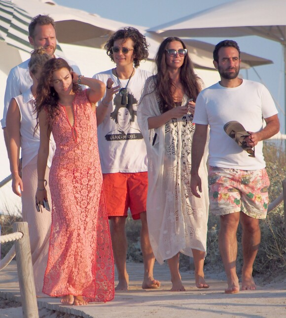 Orlando Bloom en vacances avec Erica Packer (robe blanche) à Formentera, le 30 juillet 2014.