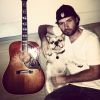 Michael Johns, son chien Puddy et sa guitare. Juillet 2014.