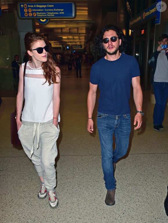 Kit Harington et Rose Leslie (Game of Thrones), à l'aéroport de LAX, Los Angeles, le 23 juillet 2014