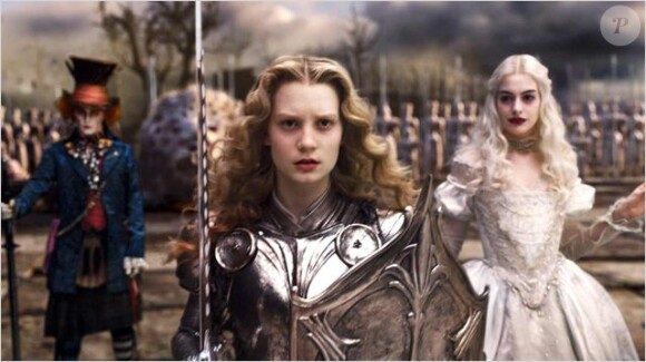 Johnny Depp, Mia Wasikowska et Anne Hathaway dans Alice au Pays des Merveilles.
