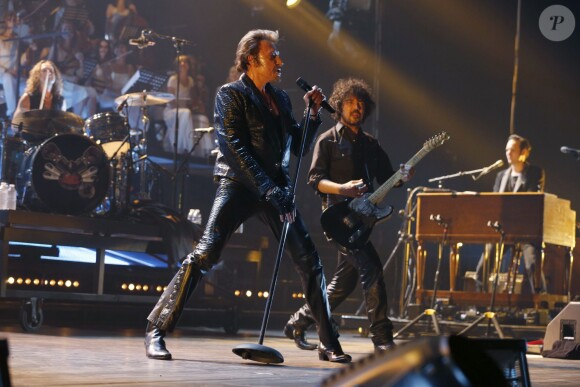 Exclusif - Yarol Poupaud avec Johnny Hallyday en concert au POPB de Bercy à Paris le 16 juin 2013 lors du Born Rocker Tour.