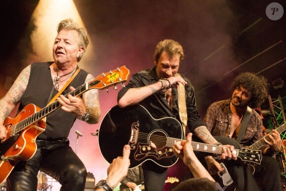 Exclusif - Johnny Hallyday entouré de Brian Setzer des Stray Cats et Yarol Poupaud de FFF le 15 juin 2013 au Théâtre de Paris pour son anniversaire après sa représentation du Born Rocker Tour au POPB.