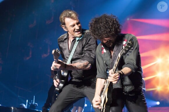 Exclusif - Yarol Poupaud avec Johnny Hallyday en concert au POPB de Bercy à Paris le 14 juin 2013 lors du Born Rocker Tour.