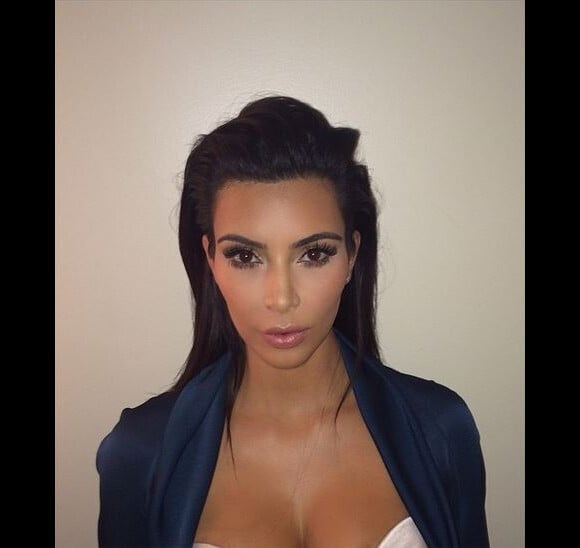 Kim Kardashian a officiellement changé de nom ! Kim West (et non plus Kardashian) a posté sur Instagram la nouvelle photo de son passeport.