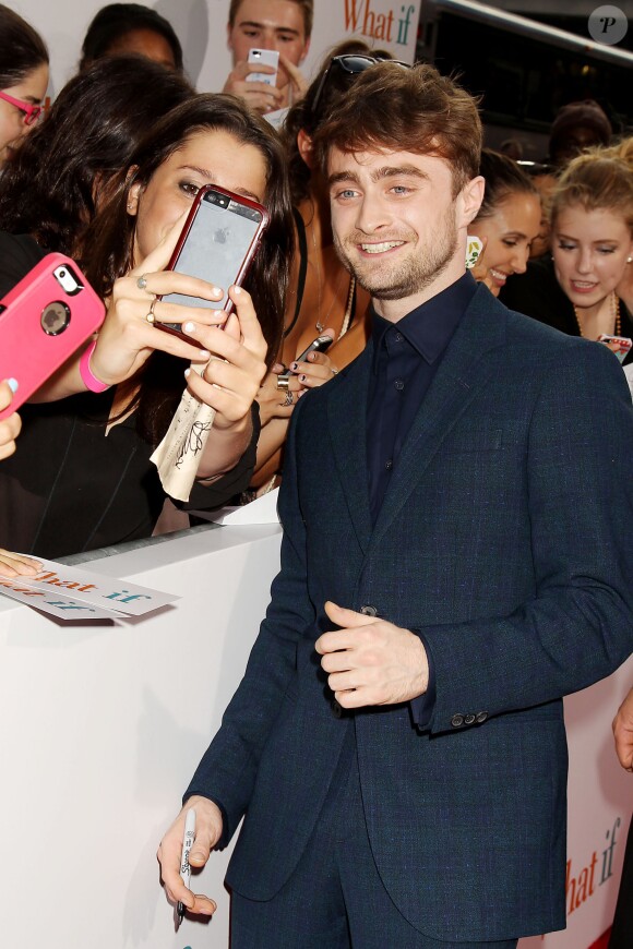 Daniel Radcliffe avec des fans lors de l'avant-première du film What If à New York le 4 août 2014