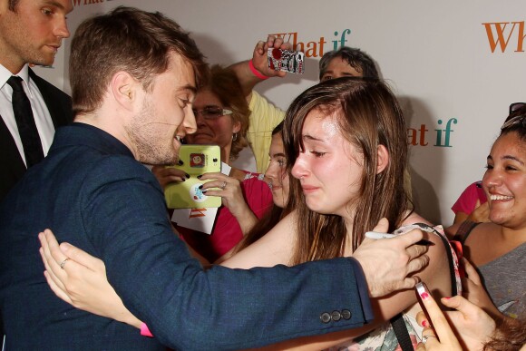 Daniel Radcliffe réconforte une fan lors de l'avant-première du film What If à New York le 4 août 2014