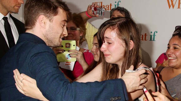 Daniel Radcliffe : Le tombeur réconforte une jeune fille en larmes