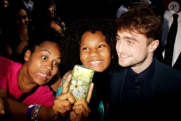 Daniel Radcliffe entouré de fans lors de l'avant-première du film What If à New York le 4 août 2014