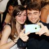 Daniel Radcliffe avec une fan en larmes lors de l'avant-première du film What If à New York le 4 août 2014