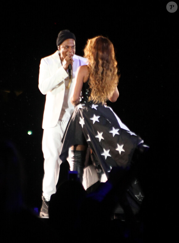 Jay Z et Beyoncé, couple le plus puissant de l'industrie musicale,  en concert dans le cadre de leur tournée "On The Run" à Pasadena, le 2 août 2014.