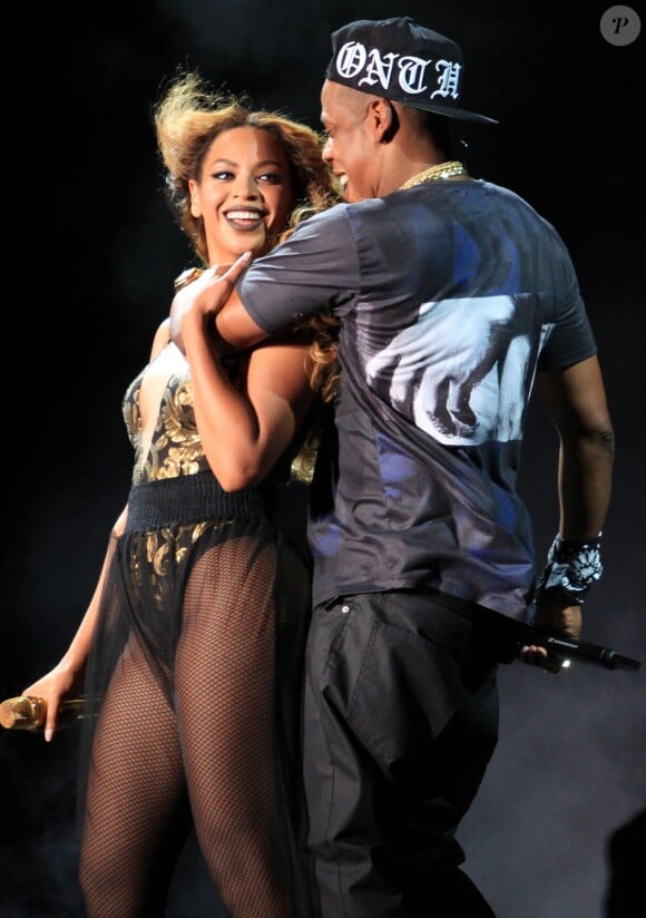 Jay Z et Beyoncé ignorent les rumeurs en concert dans le cadre de leur tournée "On The Run" à Pasadena, le 2 août 2014.