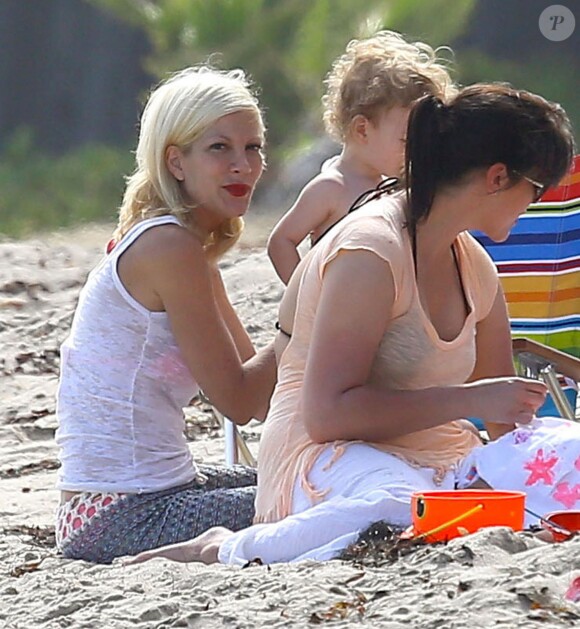 Tori Spelling en famille sur la plage à Malibu, le 30 juillet 2014. 