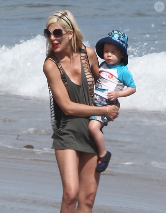 Tori Spelling en famille sur une plage de Malibu, le 25 juillet 2014.