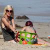 Tori Spelling joue avec ses enfants Stella, Hattie, et Finn sur une plage de Malibu, le 25 juillet 2014.