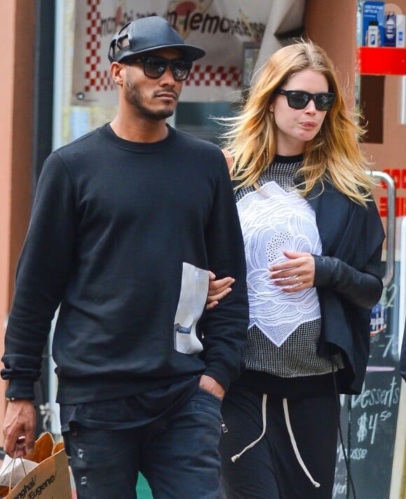 Doutzen Kroes enceinte (d'une petite fille) et son mari Sunnery James font du shopping à New York, le 22 avril 2014.