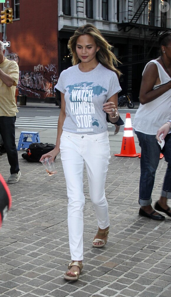 Chrissy Teigen lors d'un shooting pour la campagne Watch Hunger Stop de Michael Kors. New York, le 30 juillet 2014.