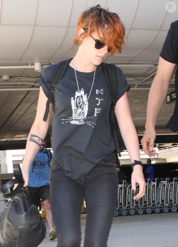 Kristen Stewart prend un vol à l'aéroport de Los Angeles, le 24 juillet 2014.