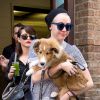 Miley Cyrus avec son chien Emu dans les rues de New York, le 4 août 2014.