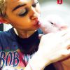 Miley Cyrus a adopté un bébé cochon répondant au nom de Bubba Sue, le 11 août 2014.