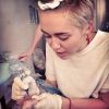 Miley Cyrus a tatoué son ami tatoueur, le 6 août 2014.