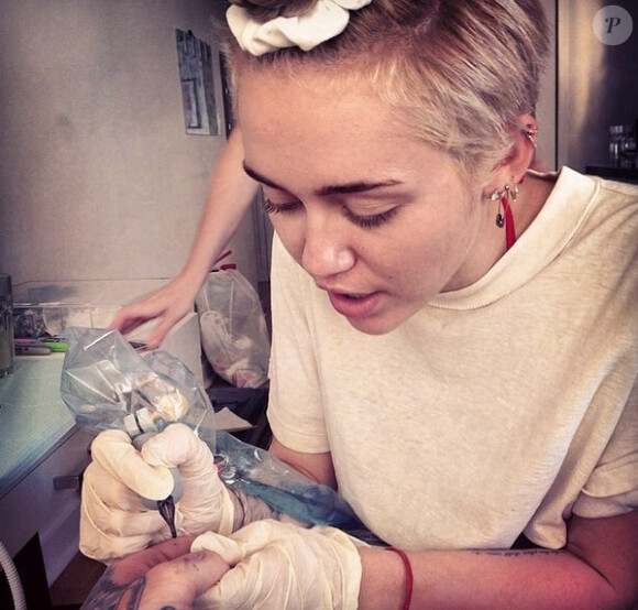Miley Cyrus a tatoué son ami tatoueur, le 6 août 2014.