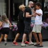Exclusif - Hugh Jackman emmène sa femme Deborah et ses enfants Ava et oscar au restaurant l'Avenue à Paris le 3 août 2014.
