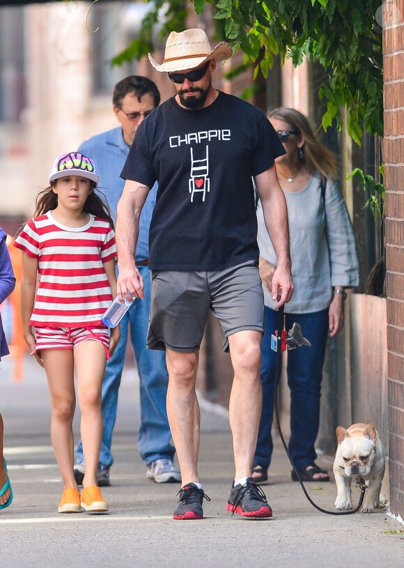 Hugh Jackman et sa fille Ava promènent leur chien à New York, le 14 juin 2014.
