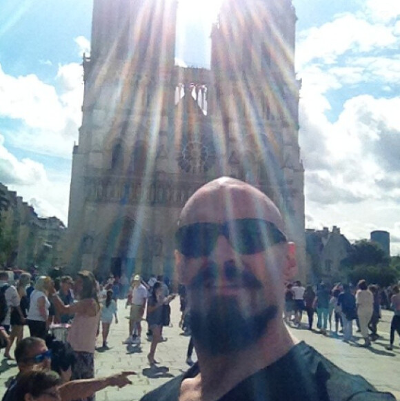Hugh Jackman en vacances à Paris au mois d'août 2014 : un selfie avec Notre-Dame