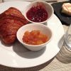 Hugh Jackman en vacances à Paris au mois d'août 2014 : un petit déjeuner so french
