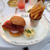 Hugh Jackman en vacances à Paris au mois d'août 2014 : ce petit burger de Chez Ralph's a l'air délicieux